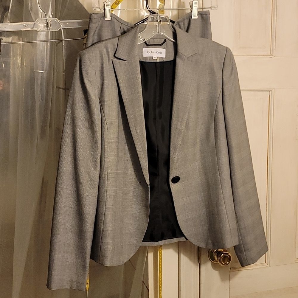 NWOT,Calvin Klein sz8 2 pc Skirt/Blazer executive wear, Gray plaid. Gorgeous,